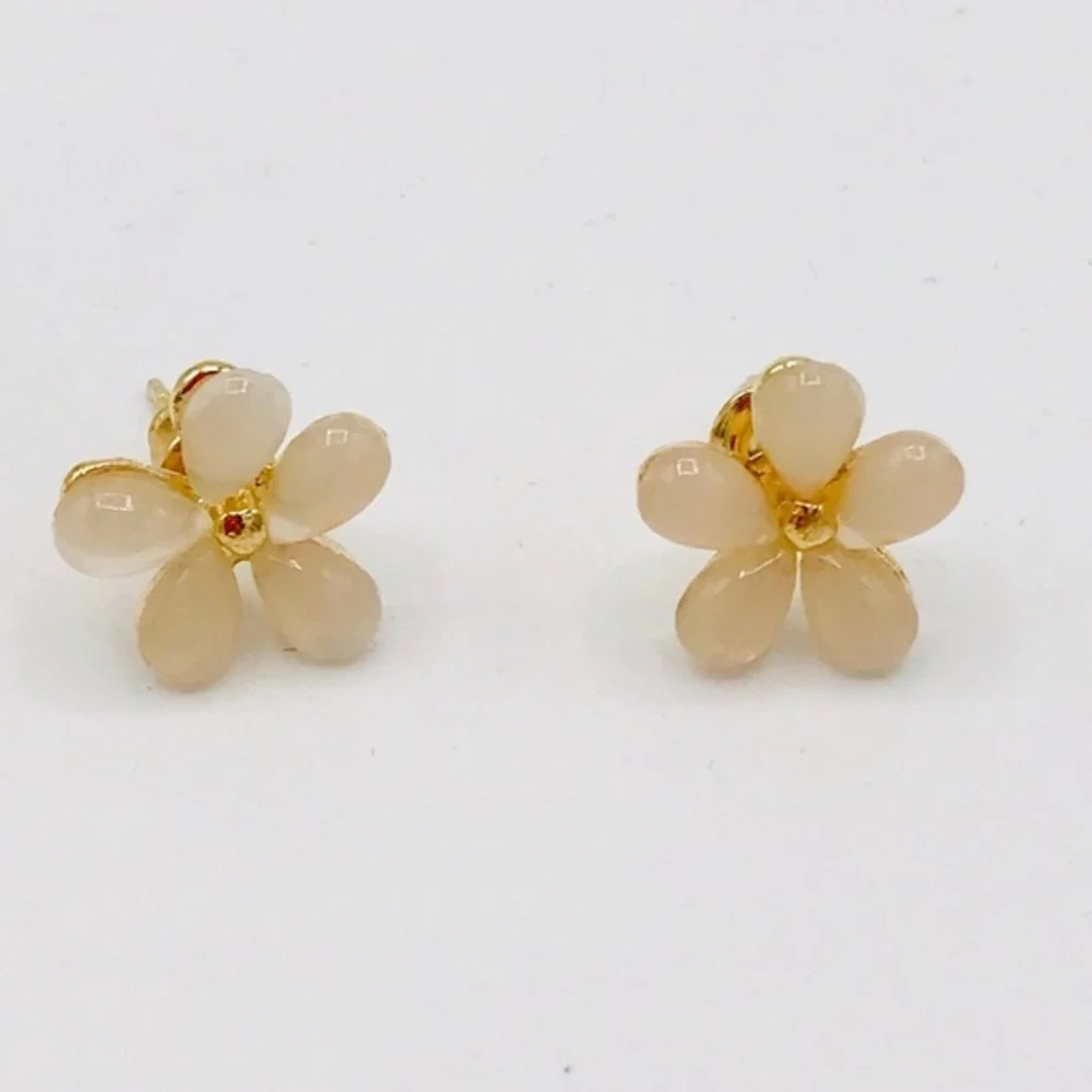 🌼🌼 NEW DAISY Flower Stud Earrings